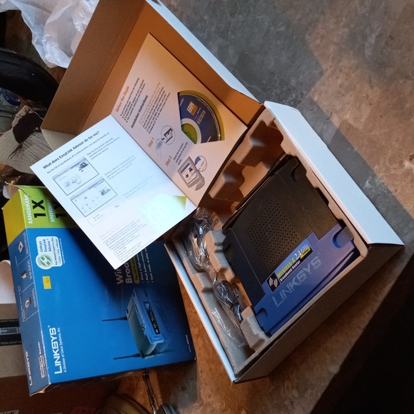 Linksys wireless-G Broadband router black and blue about 9 inches . - Picture 4 of 4